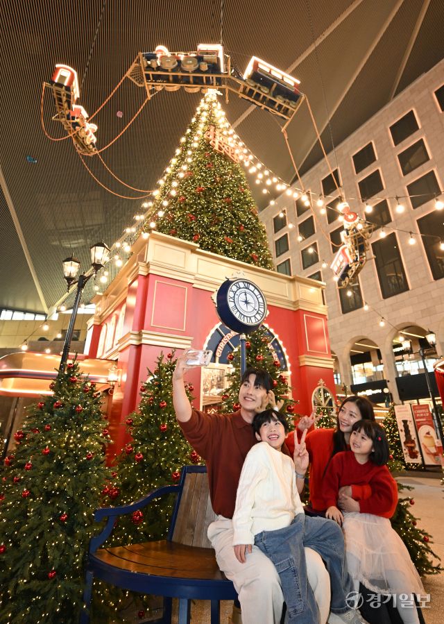 25일 인천 영종도 파라다이스시티 프라자를 찾은 방문객들이 '홀리데이 익스프레스' 콘셉트의 크리스마스 마켓에서 즐거운 시간을 보내고 있다. 파라다이스시티는 매년 11월 하순부터 이듬해 1월1일까지 다양한 오브제를 활용, 성탄절 분위기를 연출한다. 조병석기자