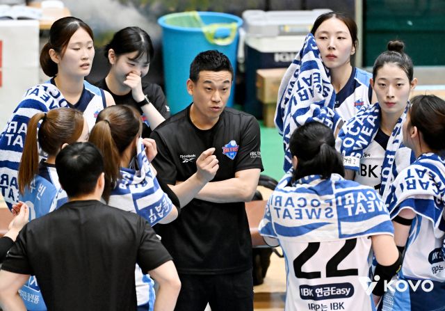 화성 IBK기업은행이 연패 탈출이라는 과제를 떠안은 가운데, 여오현 감독대행 체제로 반전의 실마리를 찾고 있다. KOVO 제공