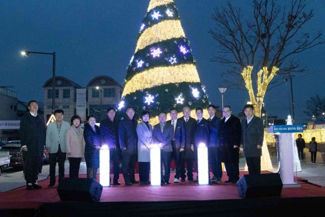 연천군이 23일 ‘2025 크리스마스 빛의 거리 점등식’을 개최했다. 연천군 제공