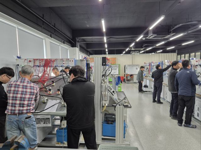 한국폴리텍대학 성남캠퍼스에서 공유압교육이 진행되고 있다. 한국폴리텍대학 성남캠퍼스 제공