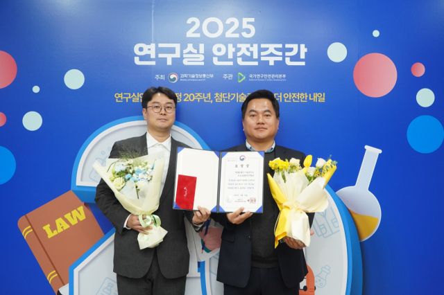최근 서울 고려대학교에서 열린 ‘2025 연구실 안전주간’에서 정석기 현대로템 R&amp;D안전팀장(오른쪽)이 안전관리 최우수 연구실 과기부장관 표창을 받은 뒤 임직원과 기념촬영을 하고 있다. 현대로템 제공