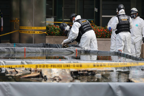 9월30일 오전 대전 유성구 국가정보자원관리원(국정자원) 화재 현장에서 감식 관계자들이 불이 붙었던 무정전·전원 장치(UPS)용 리튬이온배터리의 상태를 살피고 있다. 앞서 9월26일 정부 전산시스템이 있는 국정자원에서 리튬이온배터리 화재가 발생해 정부 전산 서비스가 대규모로 마비된 바 있다. 연합뉴스