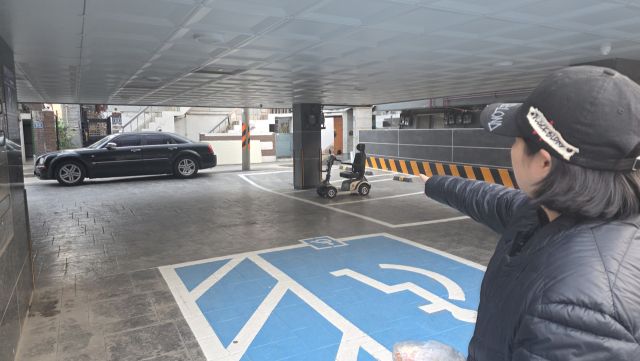 25일 인천 서구 석남동의 한 천원주택에는 외부 차량들이 주차장 입구 등을 막아 입주자들이 주차공간을 사용하지 못하고 있다. 장민재 기자