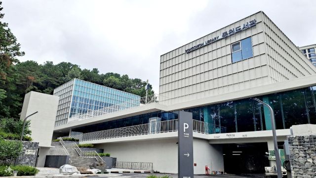 지난해 9월 개관한 동천도서관 전경. 용인시 제공