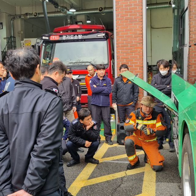 경기도일자리재단은 25일 과천소방서에서 ‘찾아가는 전기자동차 정비 재직자 기초교육’을 운영했다. 경기도일자리재단 제공