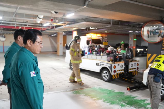 최근 하남 호반써밋에듀파크 지하 주차장에서 열린 ‘전기차 화재 대응 합동훈련’에서 이현재 시장이 훈련을 참관하고 있다; 하남시 제공