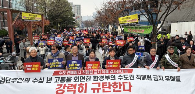 수도권매립지 문제해결 범시민운동본부와 검단·서구 주민단체들이 25일 인천 서구청 인근에서 ‘수도권매립지관리공사(SL공사) 이관 촉구 및 생활폐기물 직매립 금지 유예 반대’ 인천시민 결의대회를 하고 있다. 인천경실련 제공.