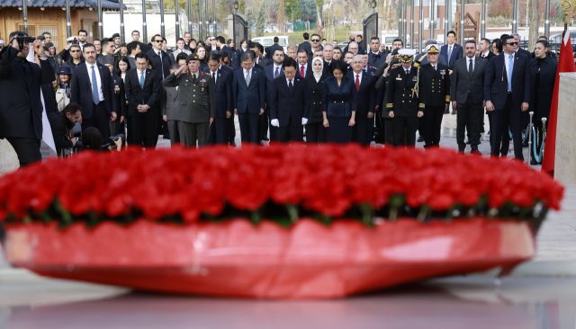 튀르키예를 국빈 방문 중인 이재명 대통령과 김혜경 여사가 25일(현지시간) 앙카라 한국공원을 찾아 한국전 참전 기념탑에 묵념하고 있다. 연합뉴스