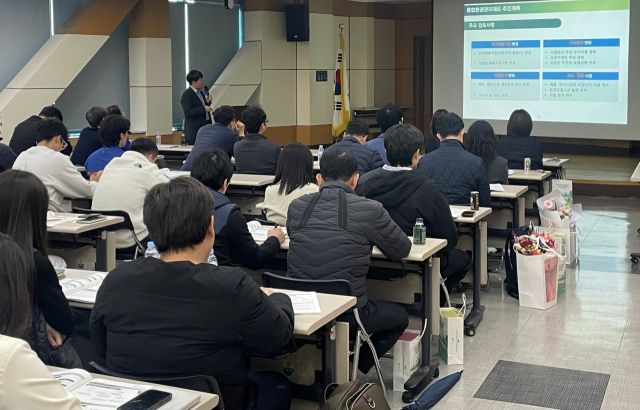 25일 한강유역환경청 대강당에서 열린 통합관리사업장 간담회에서 기후에너지환경부 담당자가 통합환경관리 추진방향에 대해서 설명하고 있다. 한강유역환경청 제공