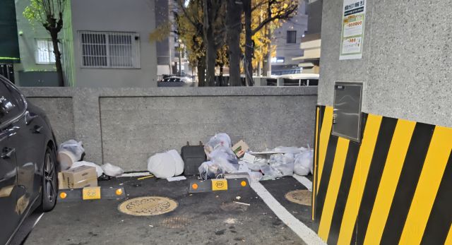 25일 인천 미추홀구 도화동의 한 천원주택 매입임대 건물 주차장에는 처리하지 않은 쓰레기가 쌓여 있다. 장민재 기자