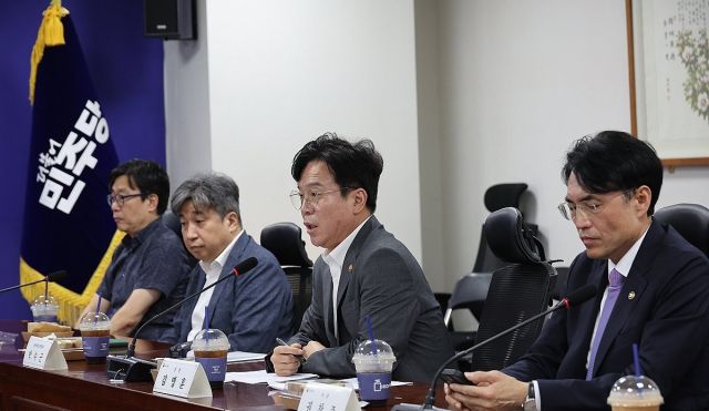 김영훈 고용노동부 장관 당정협의회에서 발언하고 있다. 연합뉴스