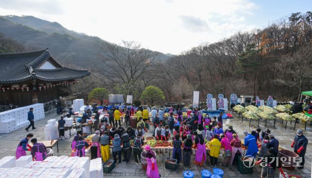 26일 오전 의왕시 대한불교조계종 청계사에서 신도들이 김장을 담구고 있다. 이날 담궈진 4천여 포기의 배추는 어려운 이웃들에게 나눠질 예정이다. 윤원규기자