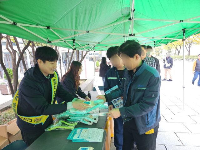 안전보건공단 경기지역본부(본부장 송석진)는 11월4일 삼성전자 기흥캠퍼스 SR3동에서 삼성전자 기흥캠퍼스와 함께 고위험 작업에 종사하는 협력사 직원을 대상으로 ‘안전한 일터 프로젝트’ 캠페인을 공동 전개했다. 이번 캠페인은 산업재해 예방과 안전수칙 준수를 촉진하기 위한 목적으로, 근로자 참여형 체험 프로그램 중심으로 운영됐다. 공단 경기본부 제공