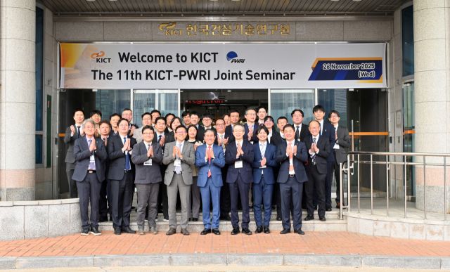 한국건설기술연구원(원장 박선규)은 일본 토목연구소(이사장 후지타 코이치·이하 PWRI)와 함께 지난 25일부터 나흘간 ‘제11회 KICT–PWRI 교류협력회’를 개최한다. 26일 공동세미나가 열린 가운데 참석자들이 기념사진을 촬영하고 있다. 건설연 제공