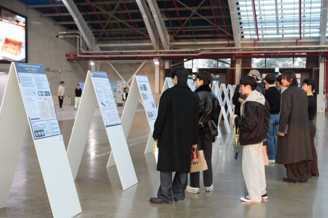 인천 포커스 문제해결 프로젝트 경진대회에서 참가 학생들이 전시 포스터를 보고 있다. 인하대 제