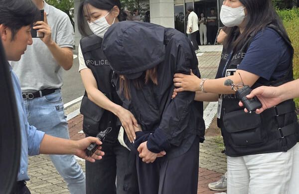 시험기간 중 학교에 무단 침입한 혐의(건조물 침입 등)로 구속 영장이 청구된 학부모가 7월 15일 대구지법 안동지원에서 구속 전 피의자 심문(영장실질심사)을 받은 후 취재진으로부터 질문을 받고 있다. 연합뉴스