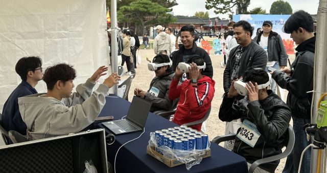 안전보건공단 경기지역본부(본부장 송석진)는 ‘10월 안전일터조성의 날’을 맞아 시민과 근로자가 함께 참여하는 체험형 캠페인을 수원과 화성 지역에서 진행하며 생활 속 안전문화 확산에 나섰다. 이번 캠페인은 산재 취약계층 근로자(외국인·고령 등)를 포함한 대국민 안전의식 수준을 향상시키기 위함이다. 공단 경기본부 제공