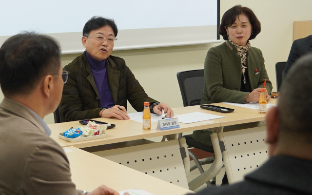 조대흥 인천시사회서비스원 원장이 지난 25일 인천시립장애인생산품판매시설 종사자들과 간담회를 하고 있다. 인천시사회서비스원 제공