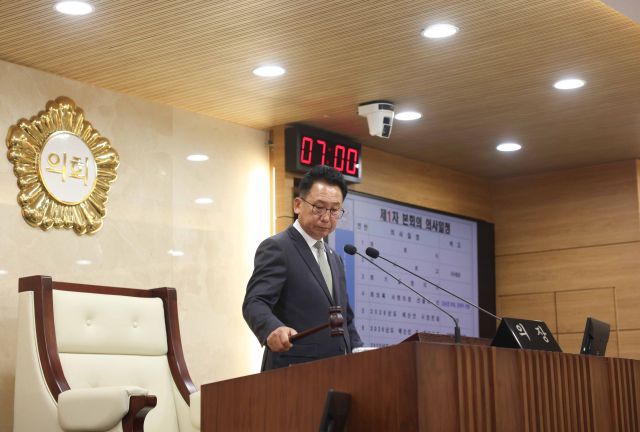 강정구 평택시의회 의장이 26일 시의회에서 열린 제 259회 정례회 제1차 본회의에서 개회식을 알리고 있다. 평택시의회 제공