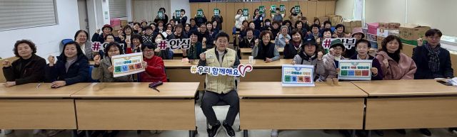 최근 인천 미추홀구 학익동 종합자원봉사센터 교육실에서 열린 ‘통합 자원봉사지원단 재난 전문교육’에서 참가자들이 기념촬영을 하고 있다. 미추홀구 제공