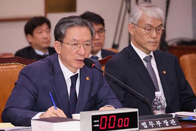 정성호 법무부 장관이 26일 서울 여의도 국회에서 열린 법제사법위원회 전체회의에서 의원의 질의에 답하고 있다. 오른쪽은 천대엽 법원행정처장. 연합뉴스