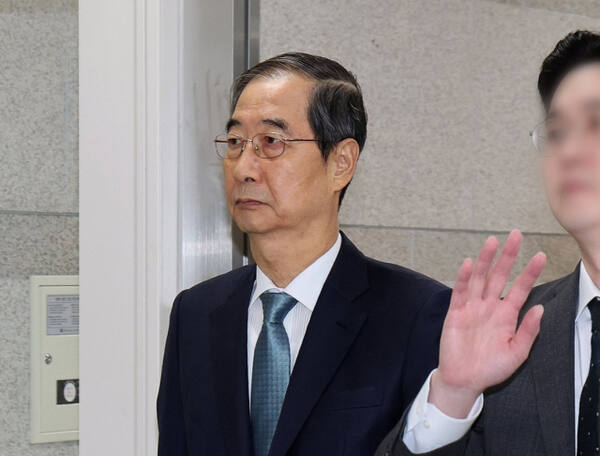 내란 우두머리 방조 혐의를 받는 한덕수 전 국무총리가 10월13일 서울 서초구 서울중앙지법에 출석 중이다. 연합뉴스