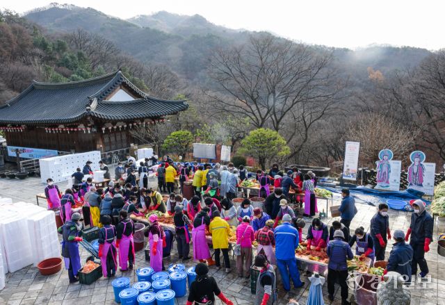 26일 오전 의왕시 대한불교조계종 청계사에서 신도들이 김장을 담구고 있다. 이날 담궈진 4천여 포기의 배추는 어려운 이웃들에게 나눠질 예정이다. 윤원규기자
