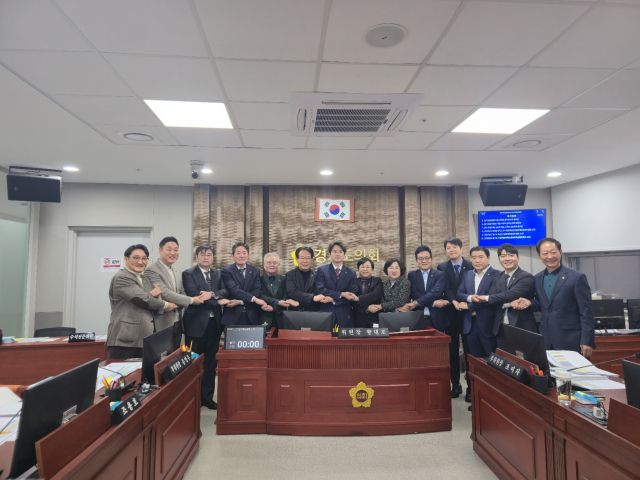 경기도의회 문화체육관광위원회 의원들이 26일 오후 2026년 경기도 예산안 심의를 마친 뒤 손을 맞잡고 기념촬영을 하고 있다. 김경희기자