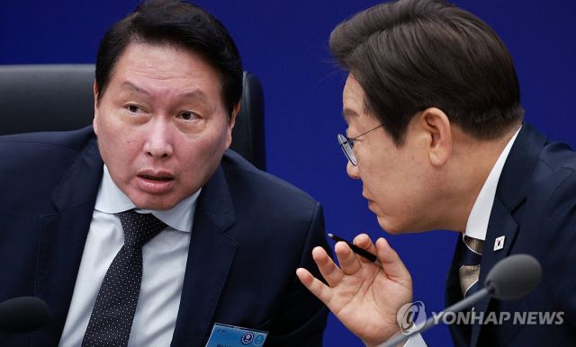 ▲이재명 대통령이 6월 20일 울산전시컨벤션센터에서 이재명 대통령 주재로 열린 인공지능(AI) 글로벌 협력 기업 간담회에서 최태원 SK그룹 회장과 대화하고 있다. 연합뉴스