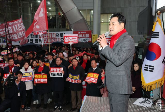 국민의힘 장동혁 대표가 지난 25일 구미역 광장에서 열린 민생회복과 법치수호 경북 국민대회에서 발언하고 있다. 연합뉴스