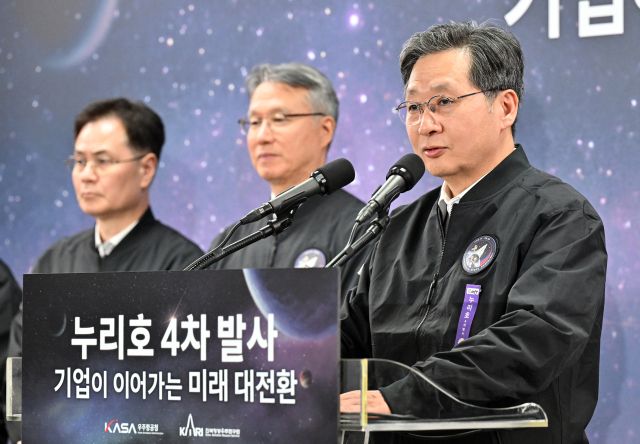 윤영빈 우주항공청장이 27일 전라남도 고흥 나로우주센터에서 누리호 4차 발사 결과 브리핑을 하고 있다. 연합뉴스