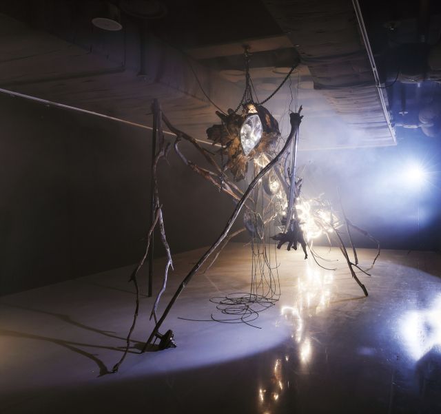 ‘환(幻), 전율하는 눈'. 훼손된 자연물, 가솔린엔진, 기계부속장치,스틸파이프, KH Feelux Flexible Neon1,2. 가변설치. 2025