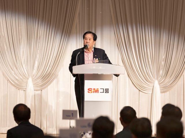 우오현 SM그룹 회장이 26일 서울 마포구 중소기업DMC타워에서 열린 '2025 건설부문 협력사 초청 정기간담회'에서 축사를 하고 있다. SM그룹