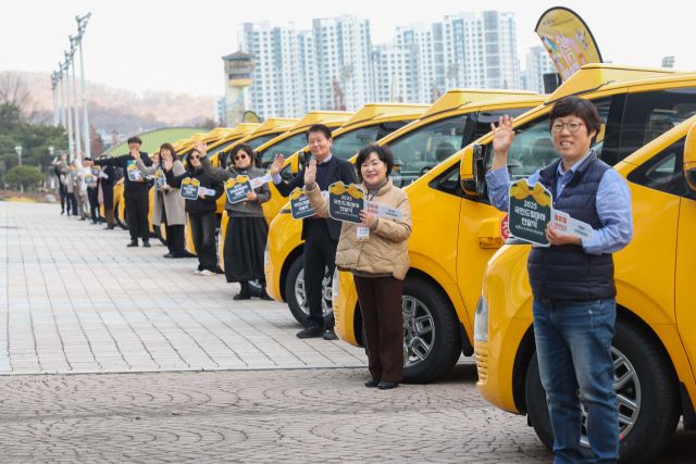 한국마사회가 26일 렛츠런파크 서울에서 농어촌 지역 아동·청소년 복지시설 41곳에 ‘국민드림마차’ 차량을 전달했다. 한국마사회 제공