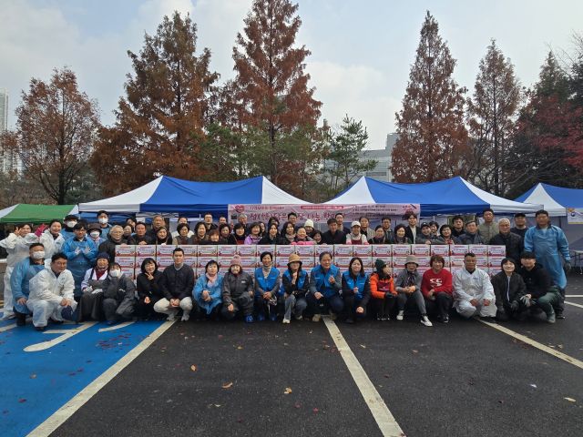 한국법무보호복지공단 경기지부가 11월25일 경기지부 앞마당에서 ‘지역사회와 함께하는 정(情)담은 김장 나눔 한마당’ 행사를 개최했다. 한국법무보호복지공단 경기지부 제공