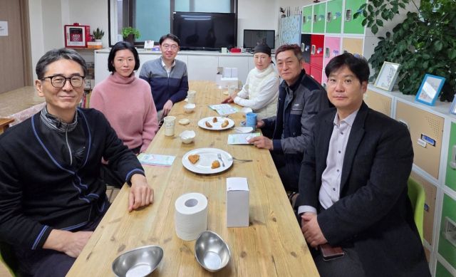 아이웃 희망모임 회원들이 27일 수원시 영통구 ‘청아한 지역아동센터’에 마스크 1만장과 간식 등을 전달하고 기념촬영을 하고 있다. 아이웃 희망모임 제공