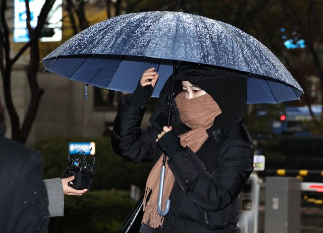 문재인 전 대통령의 딸 문다혜 씨가 27일 서울 마포구 서울서부지방법원에서 열린 음주운전·불법숙박업 관련 2심 공판에 출석하기 위해 법정에 들어서고 있다. 연합뉴스