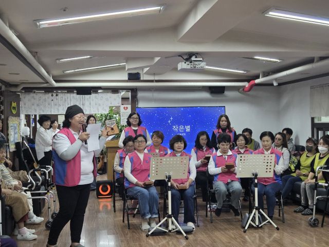 생활개선회 양주시연합회 회원들이 노인시설을 찾아 재능기부로 칼림바 공연을 선보이고 있다. 양주시 농업기술센터 제공