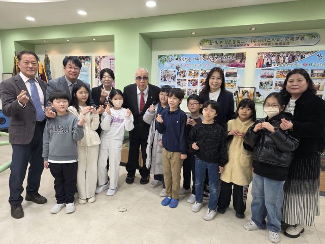안산 반월초와 일본 나루하마소학교가 교류 35주년을 기념, 온라인 교육과정 교류회를 개최했다. 반월초 제공