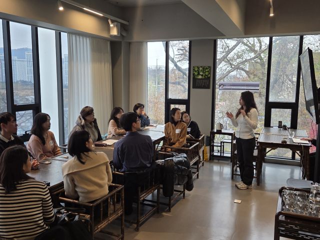 최근 과천시청 제1회의실에서 열린 ‘2025년 과천시 청년정책 기본계획 수립 및 청년친화도시 조성 연구용역’ 최종보고회에서 신계용 시장이 청년들과 간담회를 하고 있다. 과천시 제공