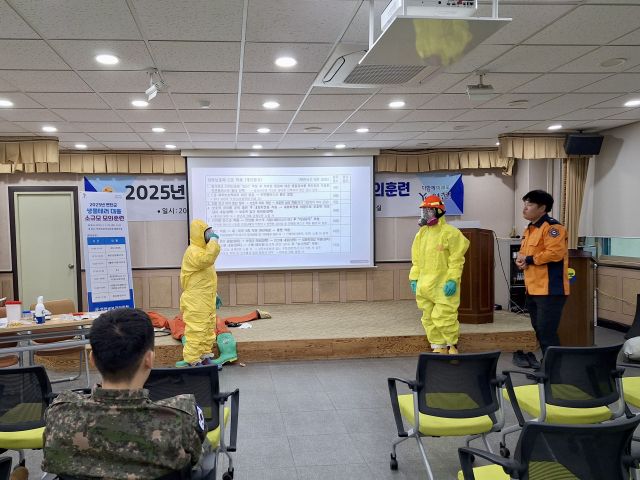 연천군보건의료원이 보건의료원 대회의실에서 생물테러 발생에 대비한 ‘생물테러 대응 소규모 모의훈련’을 유관 기관과 합동으로 실시했다. 연천군 제공