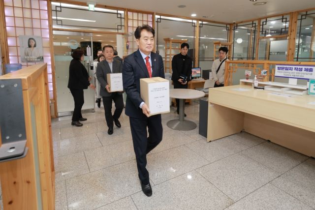 하은호 군포시장과 범시민추진위 관계자들이 국토부를 방문해 서명부를 전달하고 있다. 군포시 제공