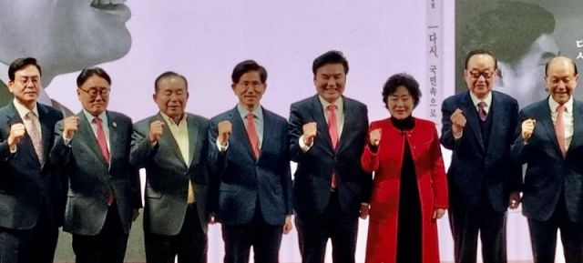 26일 서울 용산 전쟁기념관에서 열린 출판기념회에서 원유철 전 미래한국당 대표와 참석자들이 기념촬영을 하고 있다. 원 전 대표 제공