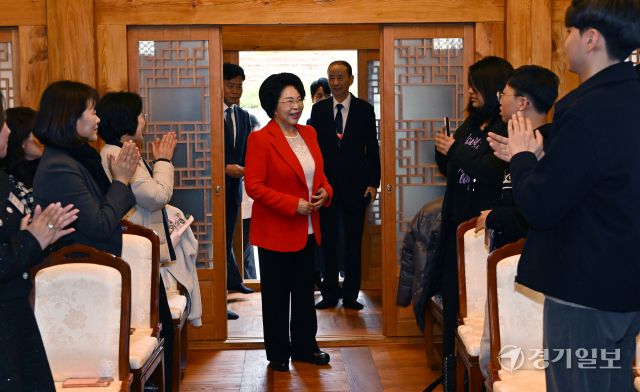 이길여(93) 가천대학교 총장이 27일 인천 연수구 가천재에서 열린 ‘제27회 가천효행대상 시상식’에 들어서고 있다.가천문화재단은 이날 효 실천에 앞장선 청소년, 다문화 효부 등 18명의 수상자에게 총 1억100만원의 장학금을 수여했다. 조병석기자