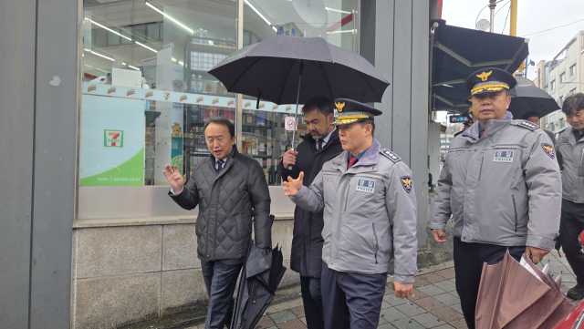 한창훈 인천경찰청장이 27일 연수지구대를 방문해 순찰 활동을 점검하고 있다. 인천경찰청 제공