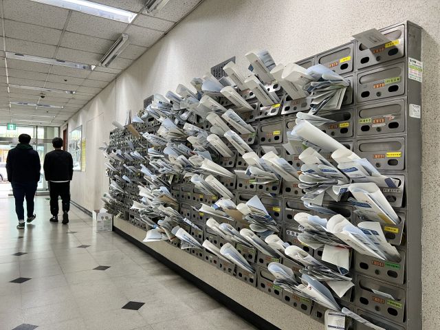 27일 안양유통관리단지 내 우편함에 관리단 임시집회 안내 및 위임장이 들어있는 우편물이 꽂혀 있다. 박소민기자