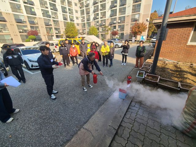 청학전세임대아파트 경로당 어르신들이 화재 대비 모의훈련을 하고 있다. iH 제공