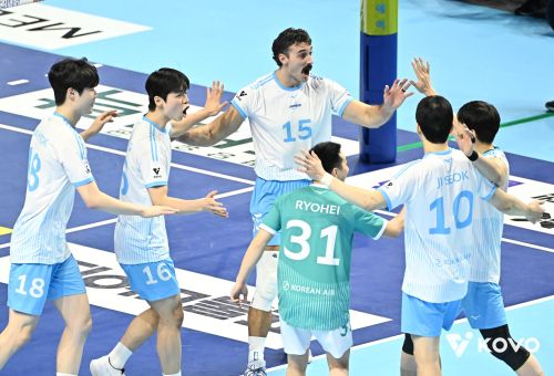 지난 25일 인천 계양체육관에서 열린 2025-2026 V리그 남자부 대한항공과 KB손해보험 경기에서 선수들이 득점한 뒤 기뻐하고 있다. 한국배구연맹 제공