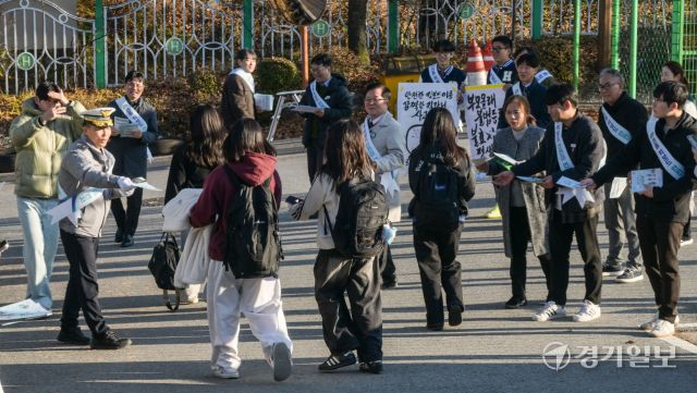 28일 오후 이천시 부발읍 효양고등학교에서 열린 '2025 전동킥보드 안전문화 캠페인'에서 경기도, 겅기도의회, 경기도교통연수원, 이천시 등 유관기관 관계자들과 효양고 학생회 학생들이 하교하는 학생들에게 킥보드 운행관련 리플렛을 배부하고 있다. 이날 진행된 캠페인은 학생들에게 안전한 전동 킥보드 탑승법 및 문화를 알리기 위해 진행됐다. 윤원규기자