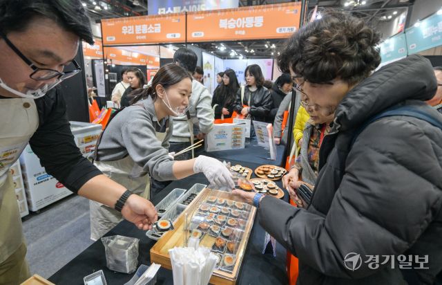 28일 오전 고양특례시 킨텍스 1전시장 3홀에서 열린 '2025 우리쌀·우리술 K-라이스페스타'를 찾은 시민들이 우리쌀로 생산된 먹거리들을 살펴보고 있다.